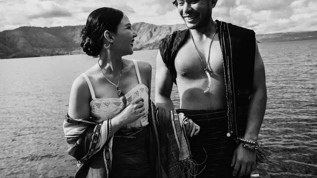 Foto Prewedding Jessica dan Yakup dengan konsep black and white. (Foto: https://www.instagram.com/p/CrQAtMqpyHC/)