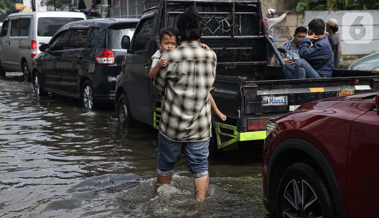 Untuk mengantisipasi segala kemungkinan, BPBD Jakarta mengerahkan personel gabungan dari unsur Dinas Sumber Daya Air (SDA), Bina Marga, dan Gulkarmat untuk melakukan monitoring di masing-masing wilayah. (Liputan6.com/Angga Yuniar)