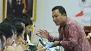 Perwakilan-perwakilan partai dan saksi-saksi calon anggota legislatif yang hadir tampak sedang berdiskusi di ruang sidang utama KPU, Jakarta, Senin (28/4/14). (Liputan6.com/Andrian M. Tunay)
