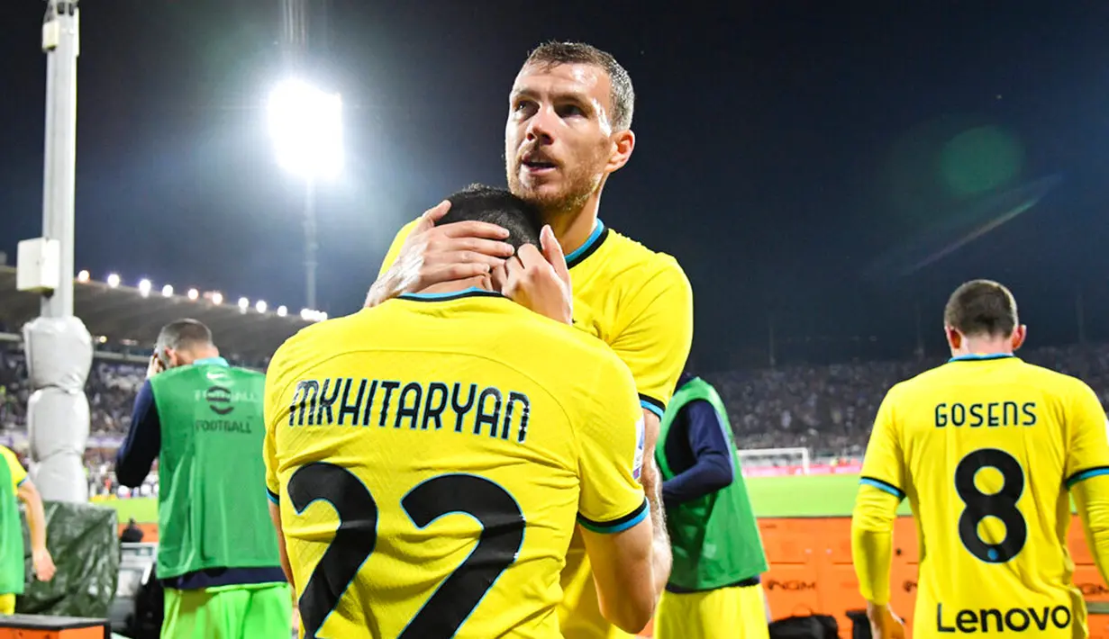 Pemain Inter Milan Henrikh Mkhitaryan merayakan dengan rekan setimnya Edin Dzeko setelah mencetak gol ke gawang Fiorentina pada pertandingan sepak bola Liga Italia di Artemio Franchi Stadium, Florence, Italia, 22 Oktober 2022. (Massimo Paolone/LaPresse via AP)