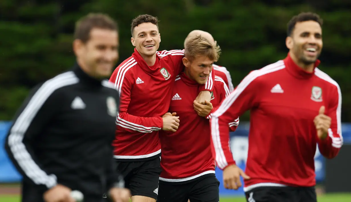 James Chester (2kiri) dan George Williams (2kanan) bercanda saat sesi latihan tim Wales tdi OSEC Stadium, Dinard, Lyon, Prancis. (5/7/2016). (AFP/Paul Ellis)