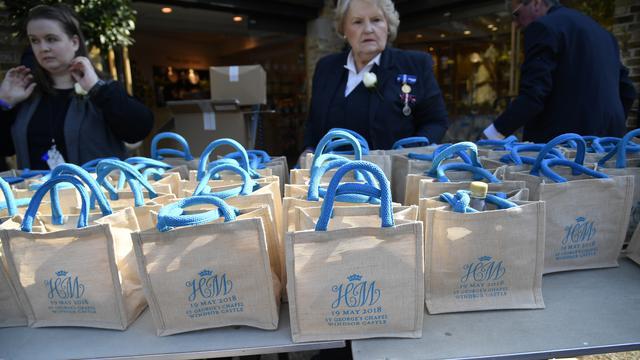 Goodie bag Royal Wedding Pangeran Harry dan Meghan Markle. (TOBY MELVILLE / POOL / AFP)