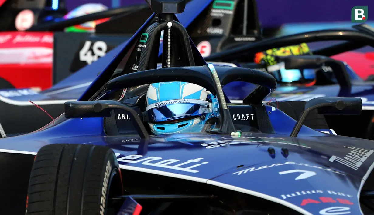 Pembalap Maserati MSG Racing, Maximilian Guenther memacu mobilnya saat balapan Jakarta E-Prix 2023 round-11 di Jakarta International E-Prix Circuit, Ancol, Jakarta, Minggu (04/06/2023). (Bola.com/Bagaskara Lazuardi)