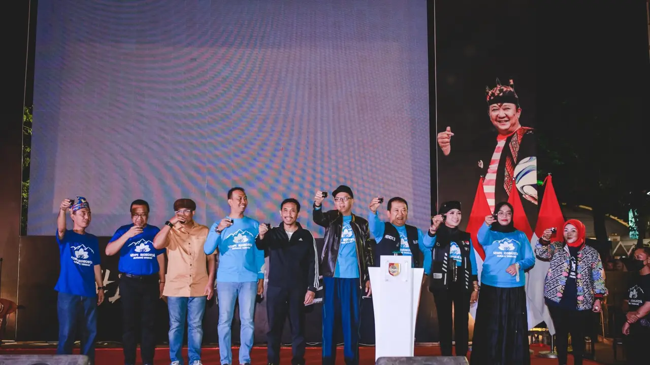 Bupati Jember Hendy Siswanto mengajak warga minum kopi sebelum menonton final Piala Dunia antara Argentina vs Prancis. (Istimewa)