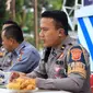 Kanit Turjawali Polres Garut IPTU Darkam, memimpin edukasi dan pemahaman berlalu lintas yang baik bagi para pelanggar lalu lintas dalam operasi Zebra 2022 melalui diplomasi kopdar ala Polres Garut. (Liputan6.com/Jayadi Supriadin)