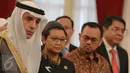 Menlu Kerajaan Arab Saudi Adel bin Ahmed Al Jubeir memberikan keterangan pers usai mengadakan pertemuan dengan Presiden Jokowi di Istana Merdeka, Jakarta, Selasa (20/10/2015). (Liputan6.com/Faizal Fanani)