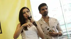Aktris Jessica Iskandar didampingi aktor India, Vishal Singh, dalam peluncuran Jedar Koofee di Kemang, Jakarta, Sabtu (29/7). Bekerja dalam program acara yang sama, membuat keduanya digosipkan menjalin hubungan spesial. (Liputan6.com/Herman Zakharia)