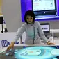 Model sedang menggunakan smart table di gerai Bank BRI pada event IBD Expo 2016 di Jakarta, Kamis (8/9). Bank BRI menyuguhkan Hybrid Machine yang dapat digunakan langsung untuk multi transaksi perbankan. (Liputan6.com/Fery Pradolo)