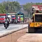 Alat berat meratakan tanah sebelum proses pengaspalan jalan, di Jalan Lingkar Semarang, Jateng, Jumat (28/8). Pelebaran jalan di jalur utama pantura itu diperkirakan selesai pekan depan. (Antara)