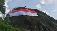 Bendera Merah Putih seukuran panjang lapangan sepak bola akan dikibarkan di Garut saat HUT Kemerdekaan Indonesia nanti. (Liputan6.com/Jayadi Supriadin)..