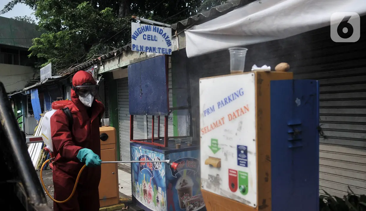 Petugas pemadam kebakaran Jakarta Pusat saat menyemprotkan cairan disinfektan di area parkir Pasar Rawasari, Jakarta, Kamis (11/6/2020). (merdeka.com/Iqbal S. Nugroho)