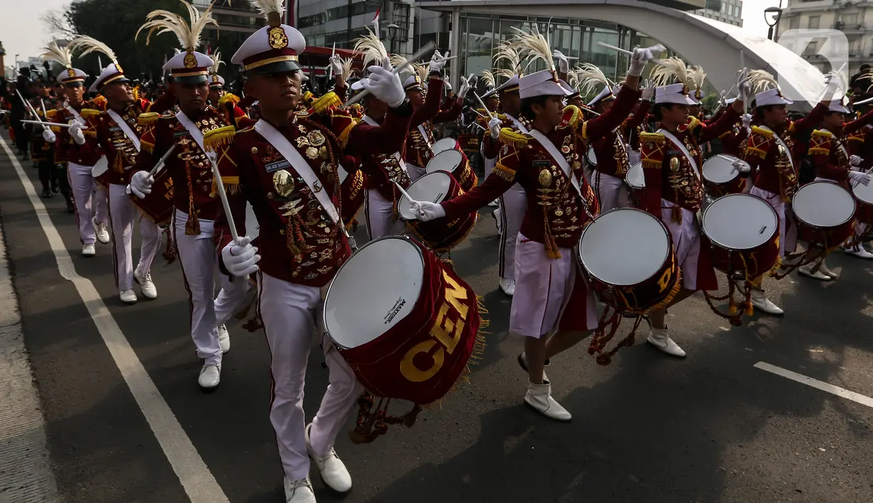 Sejumlah Taruna Akademi Kepolisian (Akpol) yang tergabung dalam drum band beraksi ketika mengikuti Kirab Merah Putih di Jakarta, Minggu (28/8/2022). Sebanyak 50.000 orang membentangkan bendera merah putih sepanjang 1.700 meter dari kawasan Monas hingga Bundaran Hotel Indonesia dalam rangka memperingati HUT ke-77 Kemerdekaan Republik Indonesia bertemakan 'Pulih Lebih Cepat, Bangkit Lebih Kuat. (Liputan6.com/Johan Tallo)