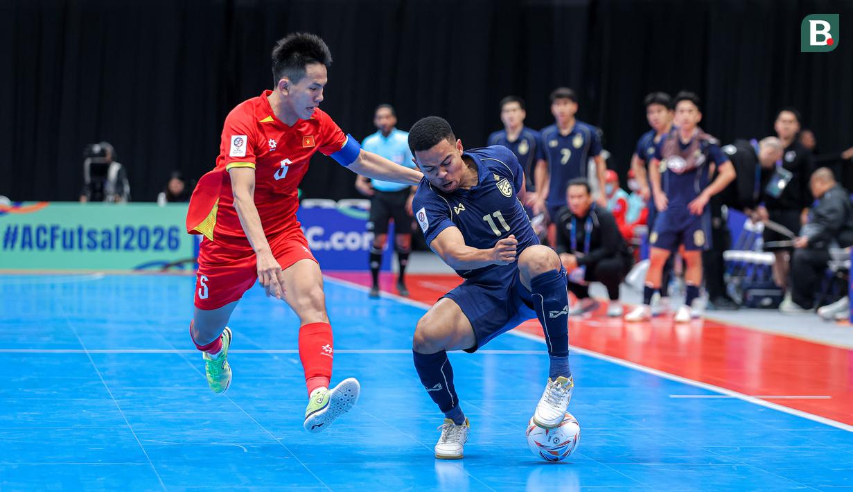 Pemain Timnas Futsal Thailand, Muhammad Osmanmusa (kanan) berusaha mengecoh pemain Vietnam, Nguyễn Mạnh Dũng dalam laga Grup B Piala Asia Futsal 2026 di Indonesia Arena, Senayan, Jakarta, Sabtu (31/01/2026). (Bola.com/Bagaskara Lazuardi)