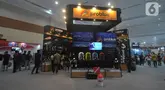 Pengunjung melihat perlengkapan pada acara  pameran Olahraga ekstreme dan outdoor, adventure, Deep and Extreme Indonesia 2024 (DXI 2024) di JCC, Jakarta, Jumat (31/5/2025). (merdeka.com/Imam Buhori)