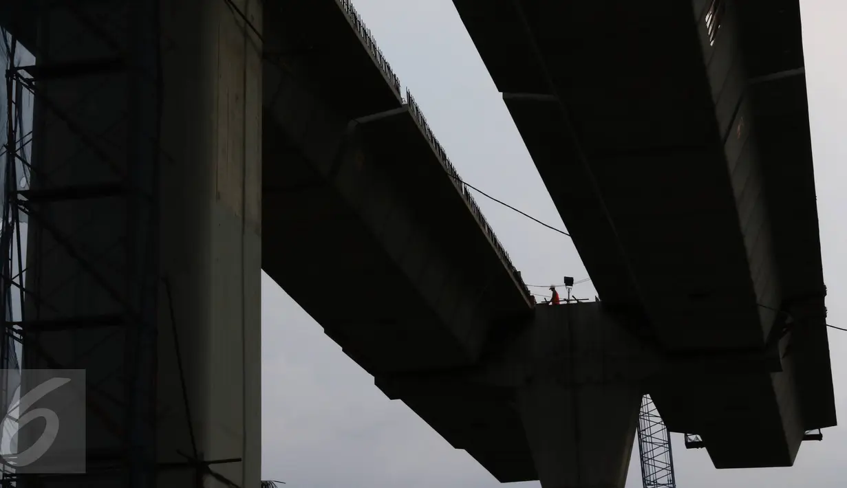 Pekerja menyelesaikan pembangunan proyek Jalan Layang Non-Tol (JLNT) Busway Tendean-Ciledug di Kebayoran Baru, Jakarta, Minggu (13/3/2016). Proyek JLNT tersebut sudah mencapai 60 persen dan ditargetkan selesai 2016 ini. (Liputan6.com/Immanuel Antonius)
