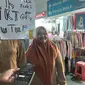 Sejumlah pedagang di Pasar Tanah Abang Blok A mengaku pendapatannya anjlok beberapa waktu terakhir. Salah satu sebabnya, karena tak mampu bersaing dengan produk yang dijual di TikTok Shop dan platform sejenis.