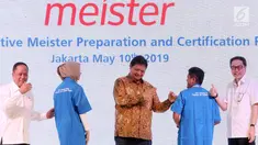 Menristekdikti Mohamad Nasir (kiri), Menperin Airlangga Hartarto (tengah), Presdir PT Astra International Prijono Sugiarto (kanan) dan perwakilan peserta batch pertama Astra Automotive pada acara groundbreaking Kampus Polman Astra Delta Silicon, Bekasi, (10/5/2019). (Liputan6.com/HO/Ilham)