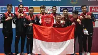 Tim bulutangkis putra Indonesia berada di podium setelah meraih medali emas SEA Games 2023. Mereka membawa serta jersey almarhum Syabda Perkasa Belawa. (Bola.com/Gregah Nurikhsani)