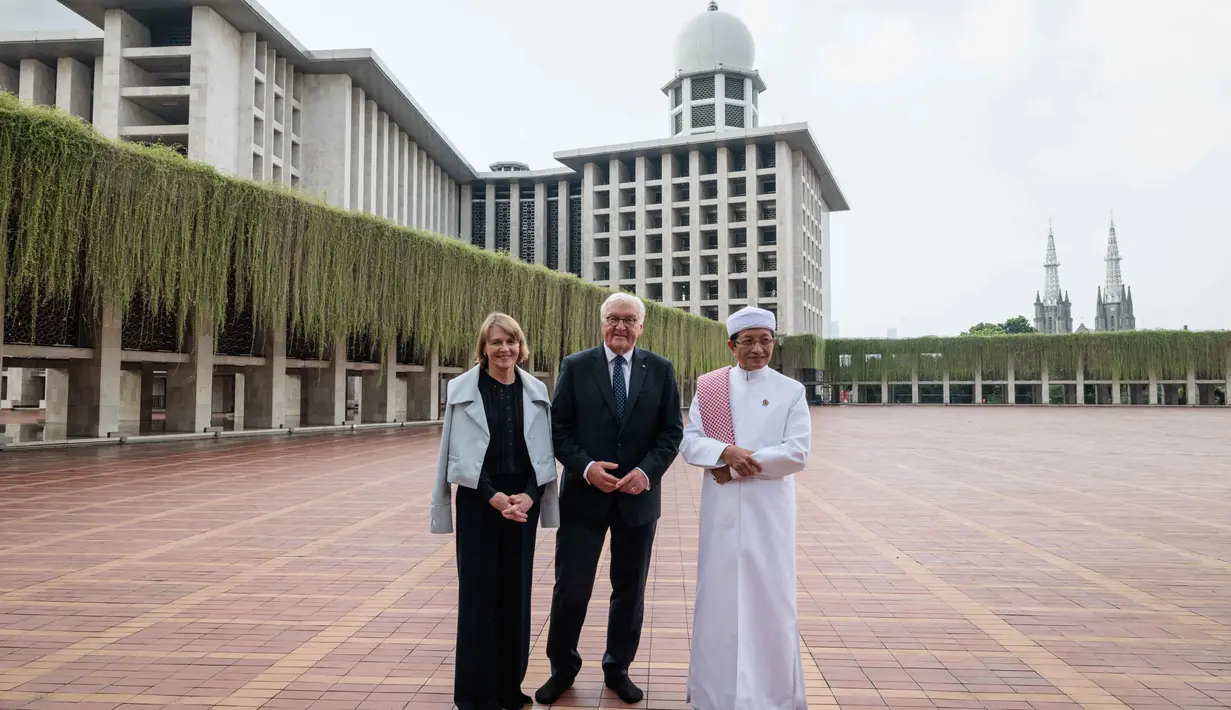 Presiden Jerman Frank-Walter Steinmeier (tengah), Ibu Negara Elke Buedenbender (kiri) dan Menteri Agama RI sekaligus Imam Besar Masjid Istiqlal Nasaruddin Umar berpose di Masjid Istiqlal dengan latar belakang Katedral Jakarta, Senin 15 Juni 2026. (Yasuyoshi Chiba/AFP)