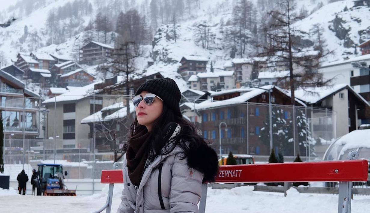 FOTO: Gaya Rina Diana saat Pakai Kacamata, Curi Perhatian ...