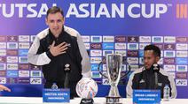 Pelatih Timnas Futsal Indonesia, Hector Souto bersama Brian Lindrey dalam konferensi pers jelang babak final Piala Asia Futsal 2026 di Indonesia Arena, Jakarta Pusat, pada Jumat (6/2/2026). (Bola.com/M Iqbal Ichsan)
