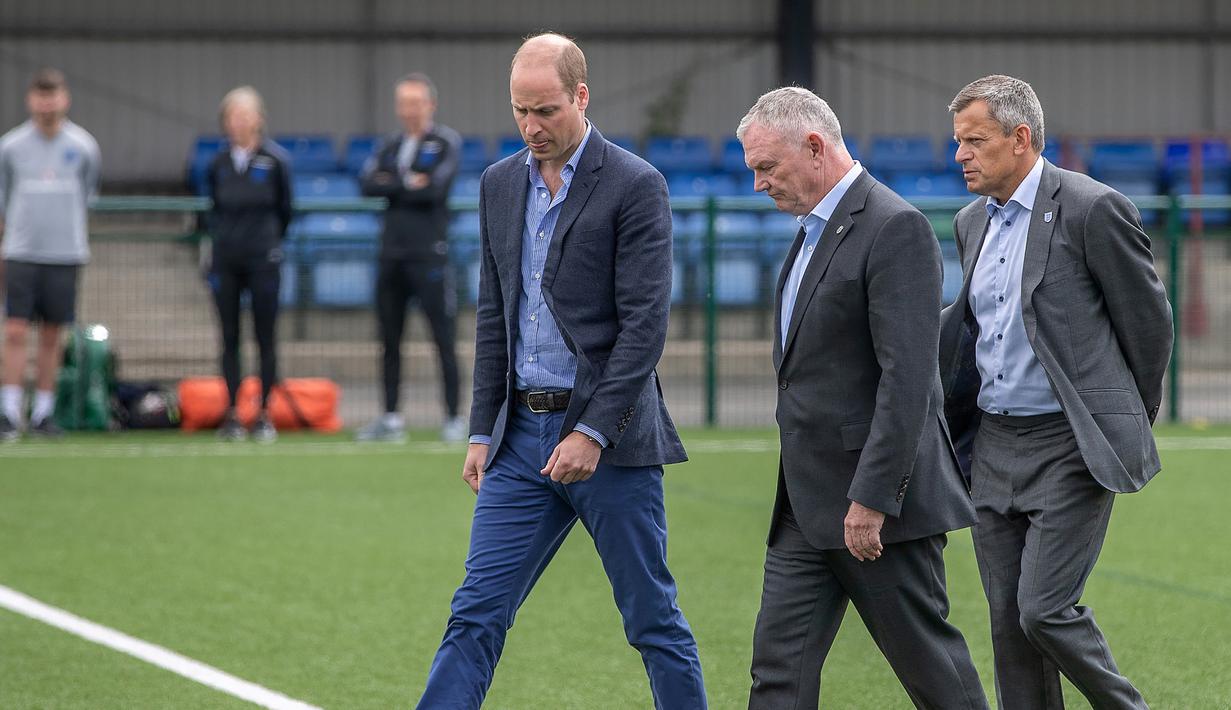 Pangerang William (kiri) saat menunjungi latihan Timnas Inggris di West Riding County FA, Leeds, Kamis (7/6/2018). Kedatangan ini untuk memberikan support jelang Piala Dunia 2018 Rusia. (AFP/Charlotte Graham)