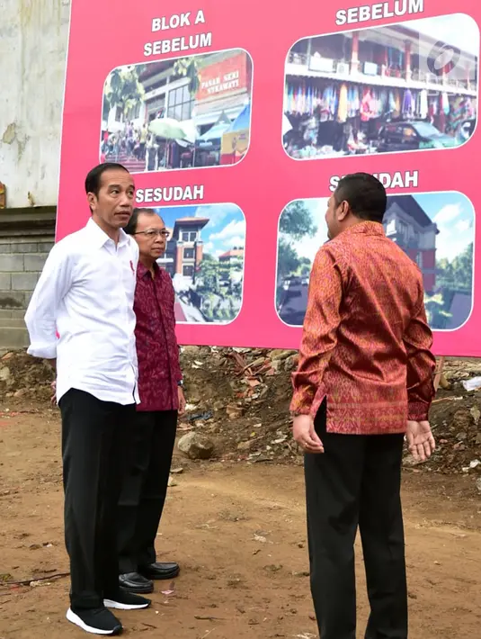 Presiden Joko Widodo mendengarkan penjelasan Bupati Gianyar Made Mahayastra tentang rencana revitalisasi Pasar Sukawati di Gianyar, Bali, Jumat (14/6/2019). Jokowi yang ditemani Ibu Negara Iriana mengawali kunjungan kerja ke Bali dengan meninjau Pasar Sukawati. (Liputan6.com/Pool/Biro Pers Setpres)