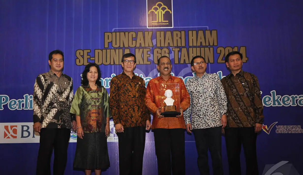 Dalam kesempatan ini, Menkum HAM Yasonna Laoly memberikan penghargaan kepada beberapa pihak, Jakarta, Rabu (10/12/2014). (Liputan6.com/Miftahul Hayat)