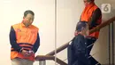 Sementara dua lainnya adalah Trisnadi Yulrisman selaku Direktur Utama PT Karabha Digdaya dan Berliana Tri Kusuma (Head Corporate Legal PT Karabha Digdaya). Tampak dalam foto, Ketua Pengadilan Negeri Depok, I Wayan Eka Mariarta (kiri) bersama Wakil Ketua Pengadilan Negeri Depok, Bambang Setyawan, saat dibawa menuju mobil tahanan di Gedung Merah Putih Komisi Pemberantasan Korupsi (KPK), Jakarta, Sabtu (7/2/2026). (Liputan6.com/Helmi Fithriansyah)