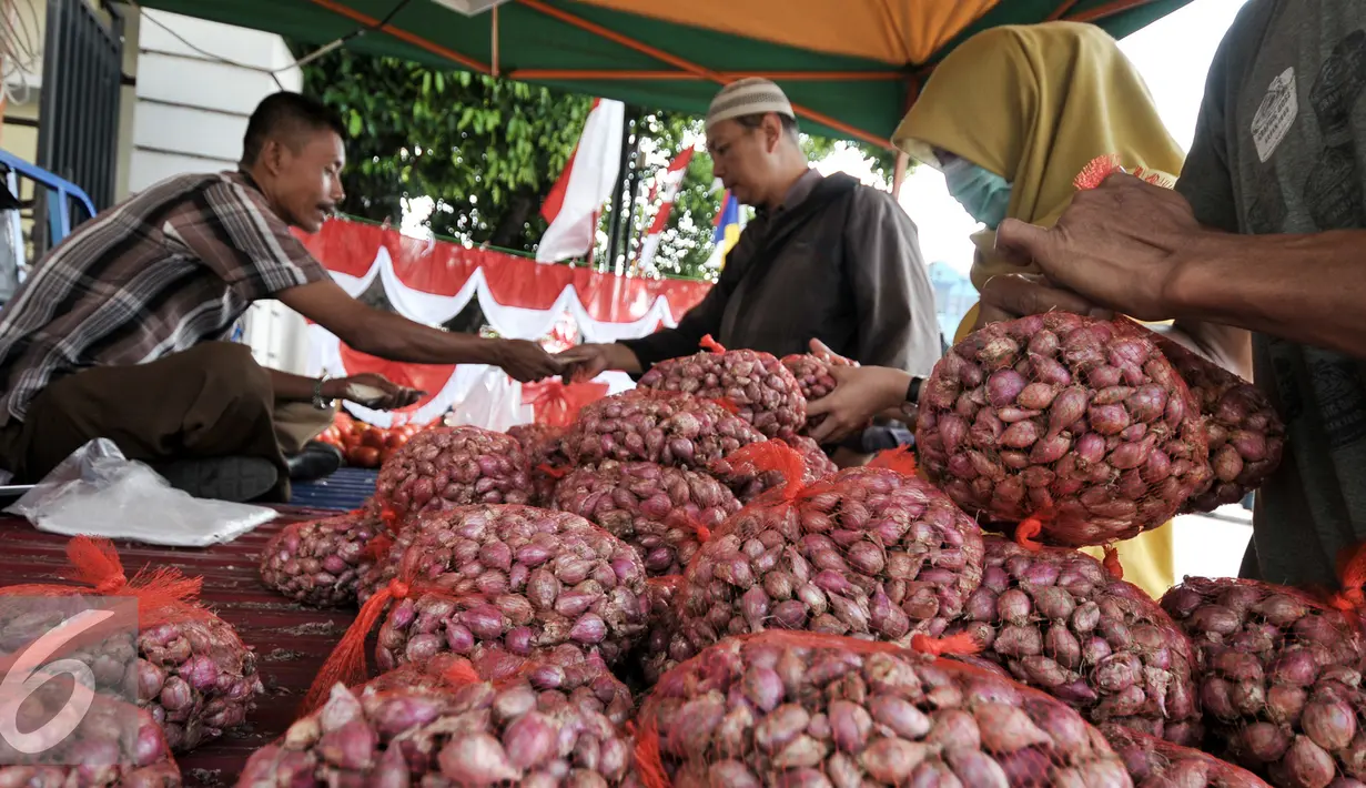 Petugas melayani warga yang membeli bawang merah dengan harga murah, Jakarta, Rabu (10/8/2016). Kementerian Pertanian menggelar kios pasar murah dengan menjual bawang merah dengan harga Rp 26.000/kg. (Liputan6.com/Yoppy Renato)