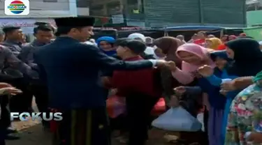 Presiden menyerahkan hewan kurban seekor sapi berbobot 1,4 ton bagi warga Sukabumi.