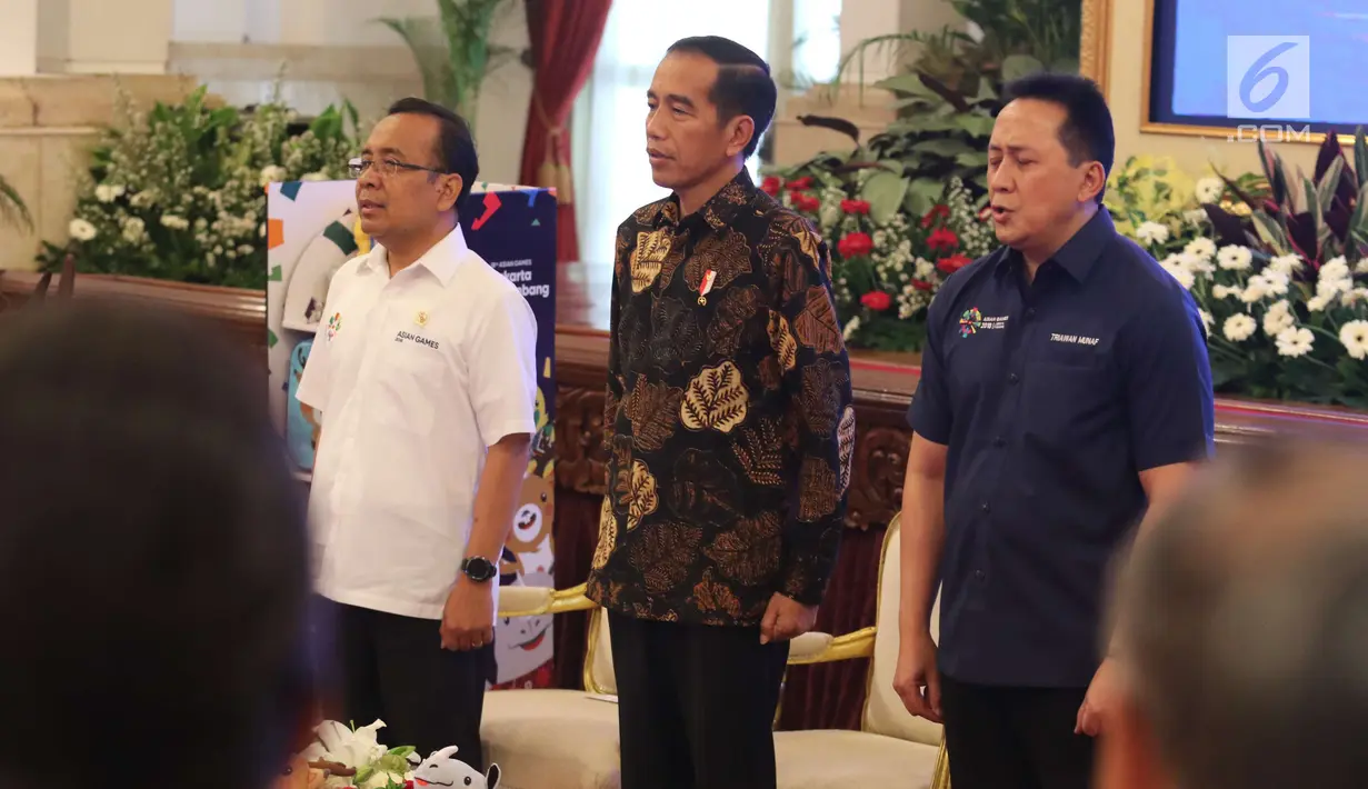 Presiden Joko Widodo (tengah) bersama Mensesneg Pratikno (kiri) dan Kepala Bekraf Triawan Munaf saat menghadiri promosi Asian Games 2018 di Istana Negara, Jakarta, Selasa (5/6). (Liputan6.com/Angga Yuniar)