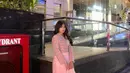 Tidak hanya itu, ia melengkapi tampilannya dengan Dior tote bag pink yang senada, menjadikan penampilannya semakin modis dan berkelas.  [@fuji_an].