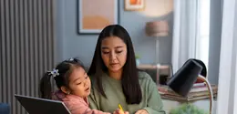 Working mom bisa menjadi lebih dekat dengan anak jika menerapkan pola asuh anak dengan cara gentle parenting. (Foto/dok: Freepik)