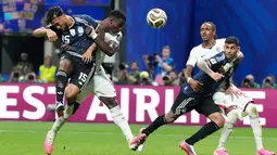 Pemain Argentina Nico Gonzalez, mencoba menyundul bola ke gawang Inggris selama pertandingan semifinal Piala Dunia antara Inggris dan Argentina di Atlanta, Rabu, 15 Juli 2026. (AP Photo/Rebecca Blackwell)