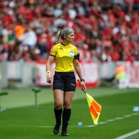 Neuza Back, salah satu asisten wasit wanita yang bertugas di Piala Dunia 2022 Qatar. (Instagram: @neuzaback)