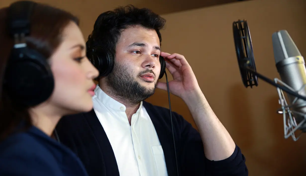 Dalam menjalin ‘chemistry’ di antara Ridho Rhoma dan Fazura pun mereka tak alami kesulitan. Ridho mengatakan jika Fazura adalah perempuan yang hangat sehingga mudah untuk cepat akrab. (Deki Prayoga/Bintang.com)