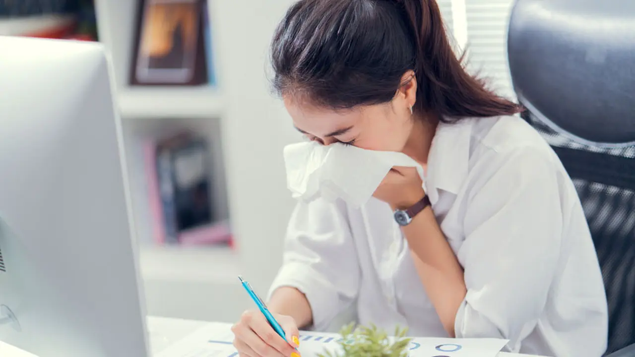Kena Flu Saat di Kantor, Apa Penyebabnya? (TORWAISTUDIO/Shutterstock)