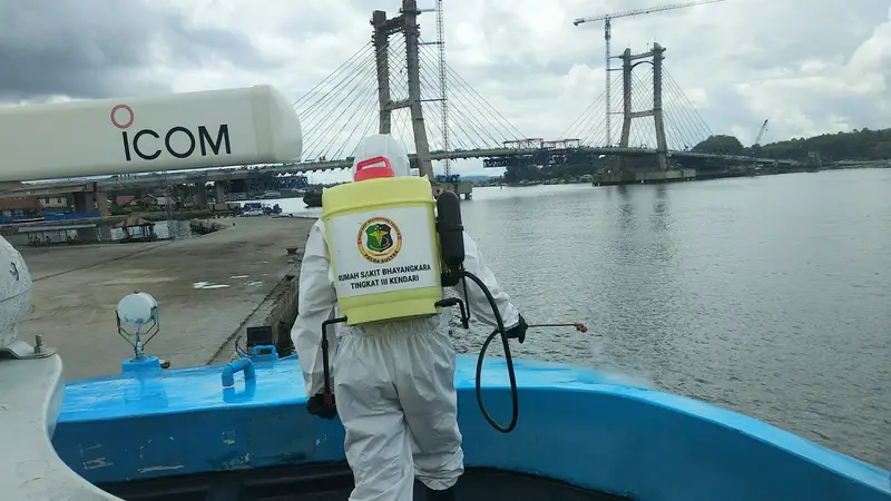 Penyemprotan disinfektan pada kapal penumpang pelabuhan Kendari oleh personil Polda Sultra untuk antisipasi Corona Covid-19.(Liputan6.com/Ahmad Akbar Fua)