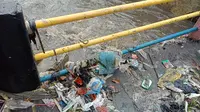 Sampah yang terseret arus Sungai Citepus menumpuk di atas jembatan. (Liputan6.com/ Huyogo Simbolon)