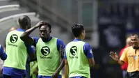 Ekspresi Michael Essien setelah timnya gagal mecetak gol melawan PS TNI pada babak pertama pada Liga 1 2017 di Stadion Pakansari, Bogoro, Sabtu (22/4/2017). Persib bermain imbang 2-2 dengan PS TNI. (Bola.com/Nicklas Hanoatubun)