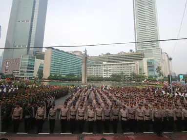 Ratusan personil pengamanan melakukan apel di Bundaran HI, Jakarta, Minggu (1/5). Sebanyak 8.153 petugas dari Polri, TNI, Satpol PP, dan Dinas Perhubungan dikerahkan untuk mengamankan peringatan May Day 2016. (Liputan6.com/Angga Yuniar)