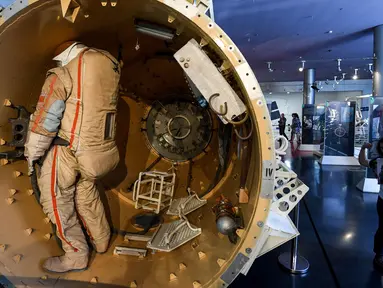 Seorang wanita melihat modul pintu air stasiun ruang angkasa Mir di Memorial Museum of Cosmonautics (atau Museum Peringatan Eksplorasi Luar Angkasa) di Moskow (20/8/2019). (AFP Photo/Kirill Kudryavtsev)