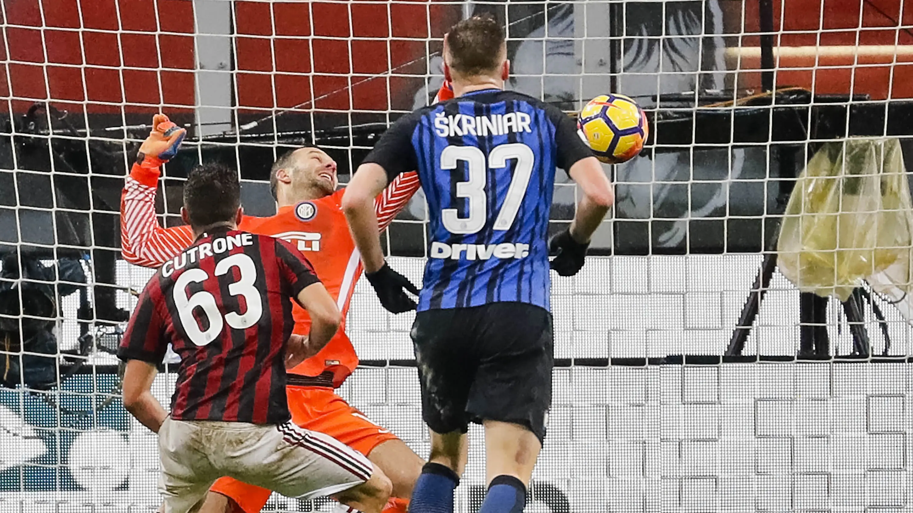 Striker AC Milan, Patrick Cutrone, mencetak gol ke gawang Inter Milan pada laga perempat final Coppa Italia di Stadion San Siro, Rabu (27/12/2017). AC Milan menang 1-0 atas Inter Milan. (AP/Antonio Calanni)