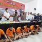 Para tersangka narkoba ditangkap Polrestabes Surabaya. (Dian Kurniawan/Liputan6.com)