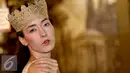 Model berpose mengunakan Makeup seperti ratu untuk pesta Halloween saat sesi poto di Jakarta, (31/10/2015). Perayaan Helloween tak melulu harus menyeramkan, Anda tetap dapat terlihat cantik seperti model tersebut. (Liputan6.com/Yudha Gunawan)