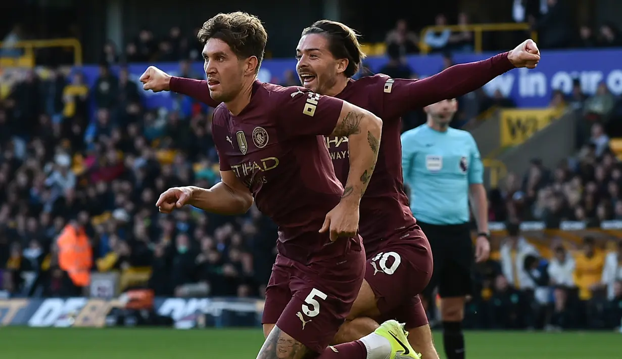 John Stones (kiri) merayakan gol bersama Jack Grealish yang menjadi penentu kemenangan Manchester City atas Wolverhampton 2-1 di laga pekan ke delapan Premier League 2024/2025 di Molineux, Minggu (20/10/2024) malam WIB.