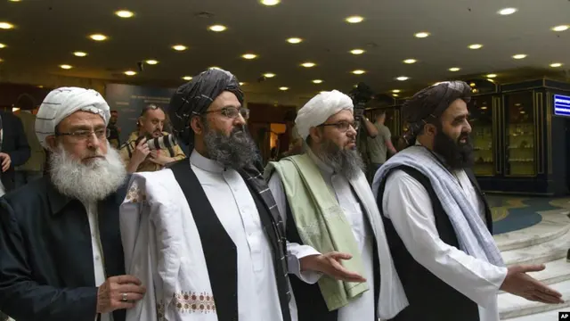 Mullah Abdul Ghani Baradar, pemimpin tertinggi kelompok Taliban (kiri kedua) tiba dengan anggota delegasi Taliban lainnya untuk mengadakan pembicaraan di Moskow, Rusia.
