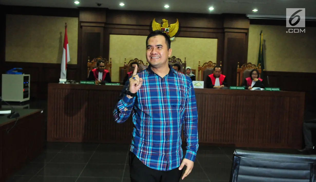 Penyanyi Saipul Jamil saat menjalani sidang pembacaan putusan hakim di Pengadilan Tipikor Jakarta, Senin (31/7). Saipul Jamil mendapatkan hukuman dari Hakim Tindak pidana korupsi selama 3 Tahun 100 juta subsider 3 bulan. (Liputan6.com/Helmi Afandi)