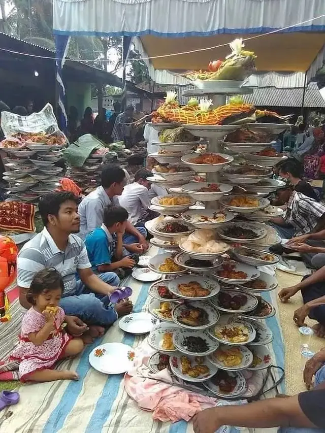 6 Momen Absurd Makan Bareng Keluarga Ini Bikin Tepuk Jidat, Kocak
